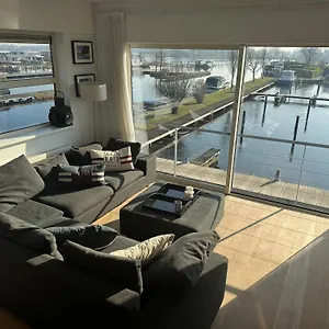 The Boathouse With Boat Vakantiehuis Aalsmeer
